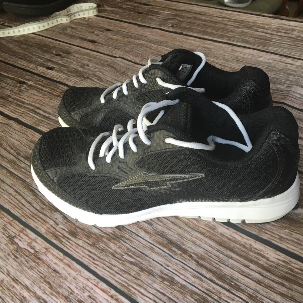 Lightweight Black and White Avia Sneaker Sz 6.5